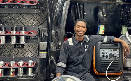 Goma : un jeune met en place un lavage mobile des véhicules pour limiter les déplacements non essentiels des conducteurs