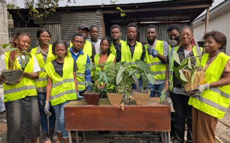 Projet Mbongwana : à Kinshasa, apprendre aux jeunes à recycler les déchets plastiques en pots de fleurs pour replanter les habitations