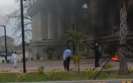 Incidents au ministère de la Justice : accès bloqués, pneus brûlés et coupure d’électricité