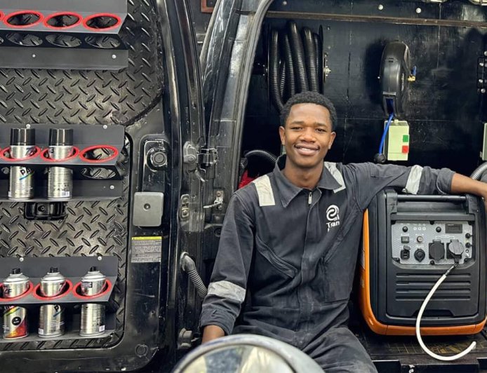 Goma : un jeune met en place un lavage mobile des véhicules pour limiter les déplacements non essentiels des conducteurs