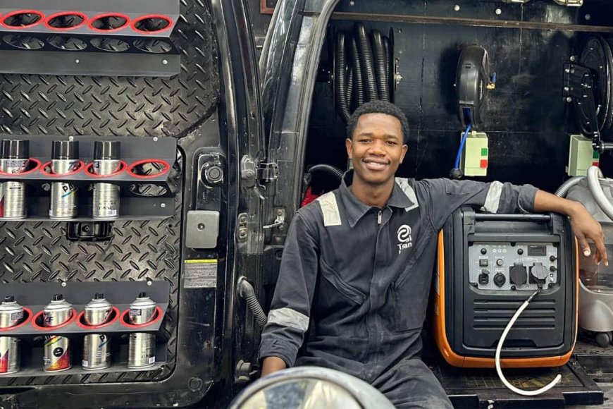 Goma : un jeune met en place un lavage mobile des véhicules pour limiter les déplacements non essentiels des conducteurs