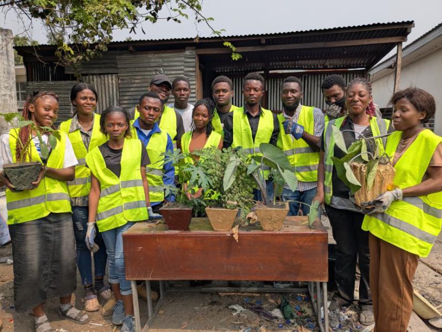 Projet Mbongwana : à Kinshasa, apprendre aux jeunes à recycler les déchets plastiques en pots de fleurs pour replanter les habitations
