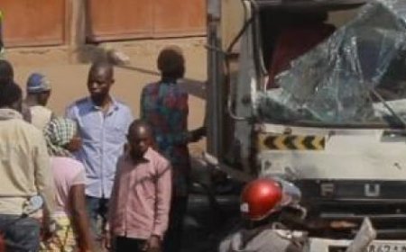 Kwango : quatre enseignants partis chercher leurs salaires morts dans un accident de circulation sur la RN1  FacebookTwitterLinkedInEmailMessengerWhatsAppPartager