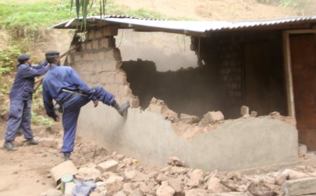 Début de l’opération de démolition des boutiques en planches le long de la RN4 à Beni