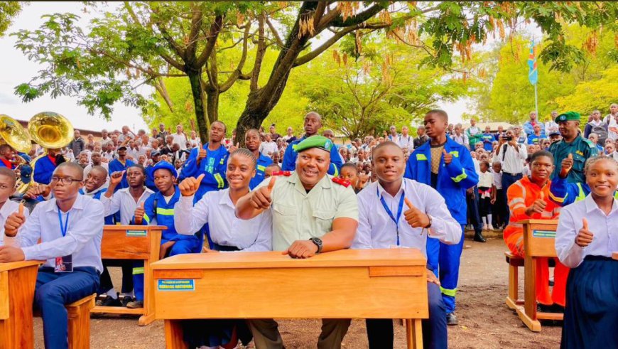 Haut-Katanga : l’Athénée de la Kenya doté de 1.000 bancs par le Service national