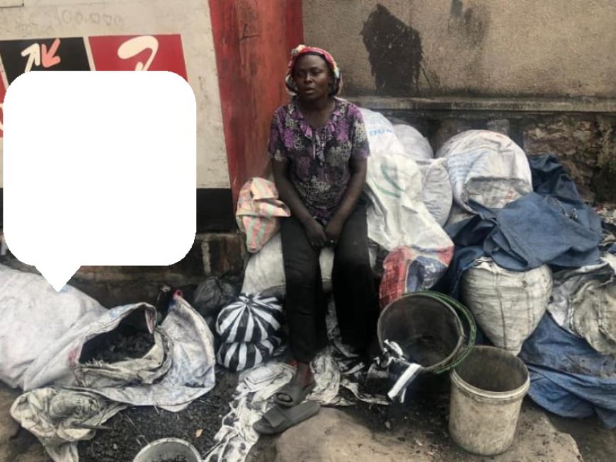 Kinshasa : tracasseries, absence d’abris et manque de toilettes, le quotidien difficile des femmes vendeuses à Ngaliema