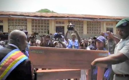 Kinshasa : le Service national dote trois écoles du Camp Luka de 500 bancs-pupitres