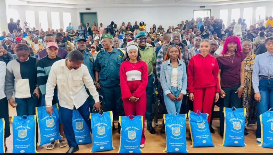 Le Service national remet des sacs de farine de maïs aux étudiants de Likasi et de Kolwezi