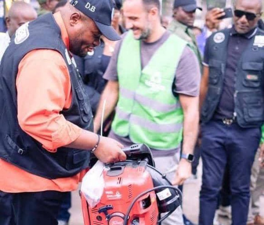 Kinshasa: Kintoko offre 70 tonnes de matériel d’assainissement à la ville