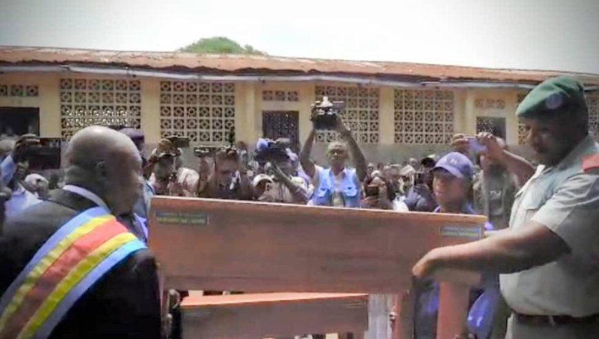 Kinshasa : le Service national dote trois écoles du Camp Luka de 500 bancs-pupitres